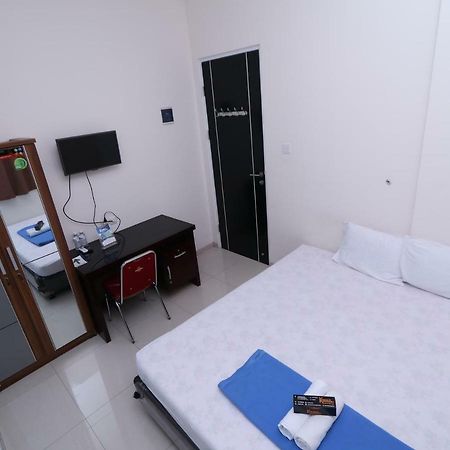 Отель Kamar Keluarga Tanah Abang Джакарта Экстерьер фото