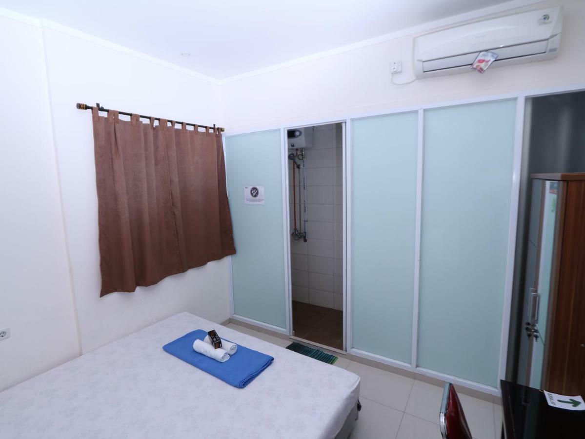 Отель Kamar Keluarga Tanah Abang Джакарта Экстерьер фото
