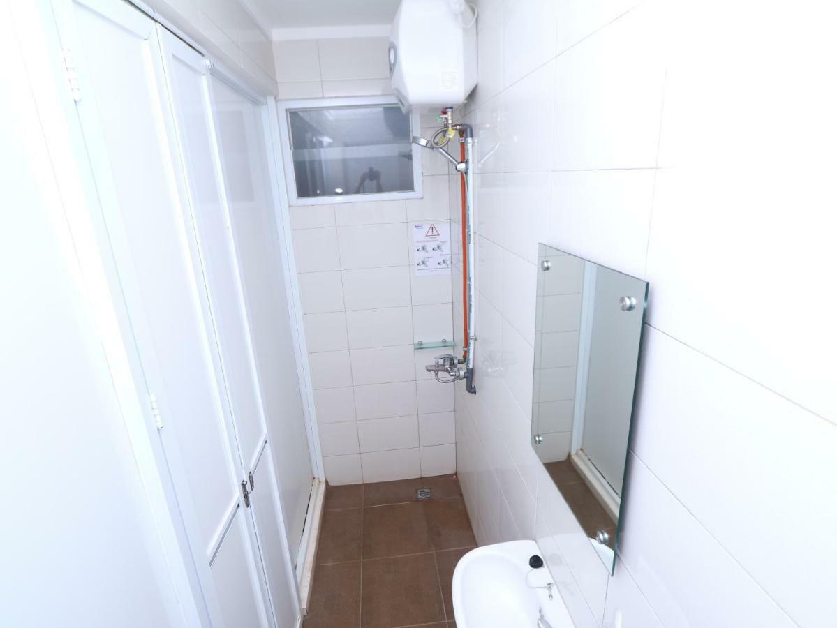 Отель Kamar Keluarga Tanah Abang Джакарта Экстерьер фото